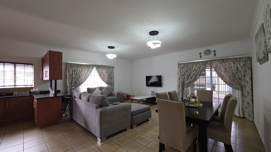 8 Bedroom Property for Sale in Clubview Gauteng