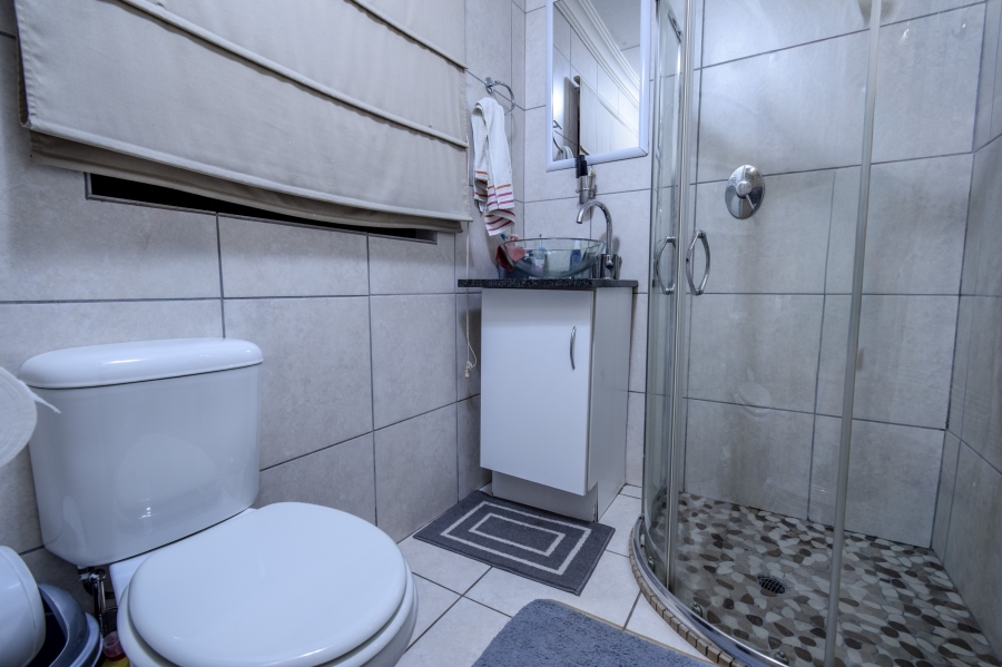 4 Bedroom Property for Sale in Faerie Glen Gauteng