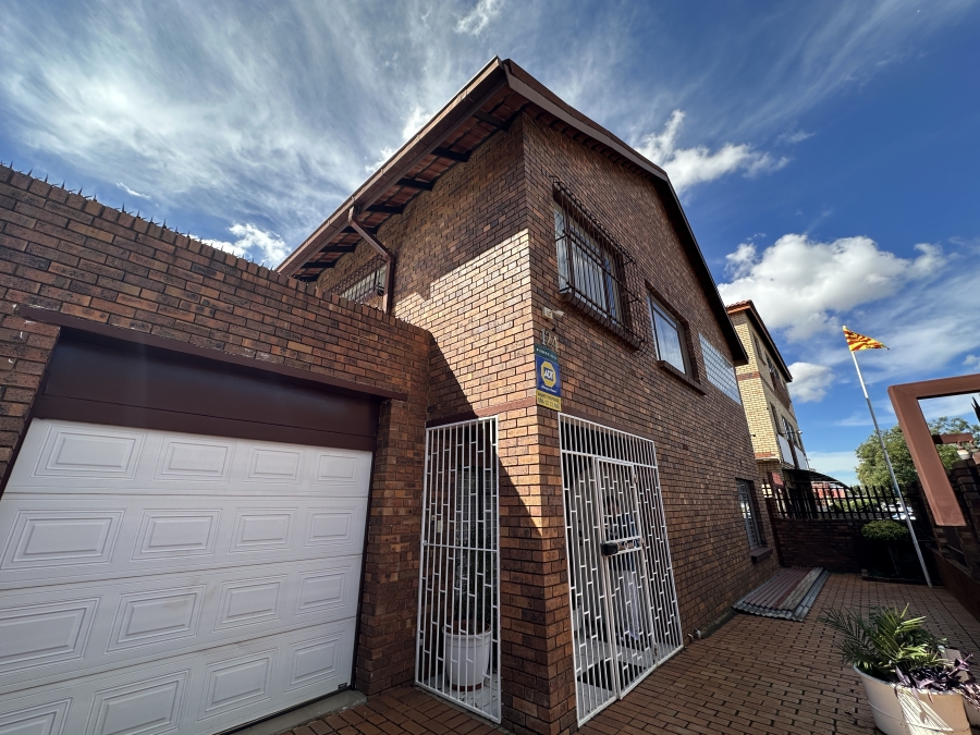 9 Bedroom Property for Sale in Lenasia Ext 1 Gauteng