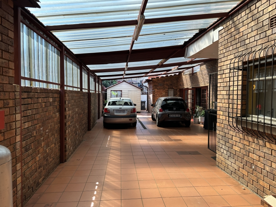 9 Bedroom Property for Sale in Lenasia Ext 1 Gauteng