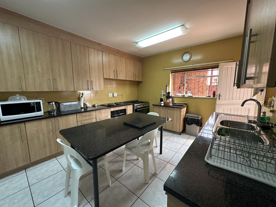 9 Bedroom Property for Sale in Lenasia Ext 1 Gauteng