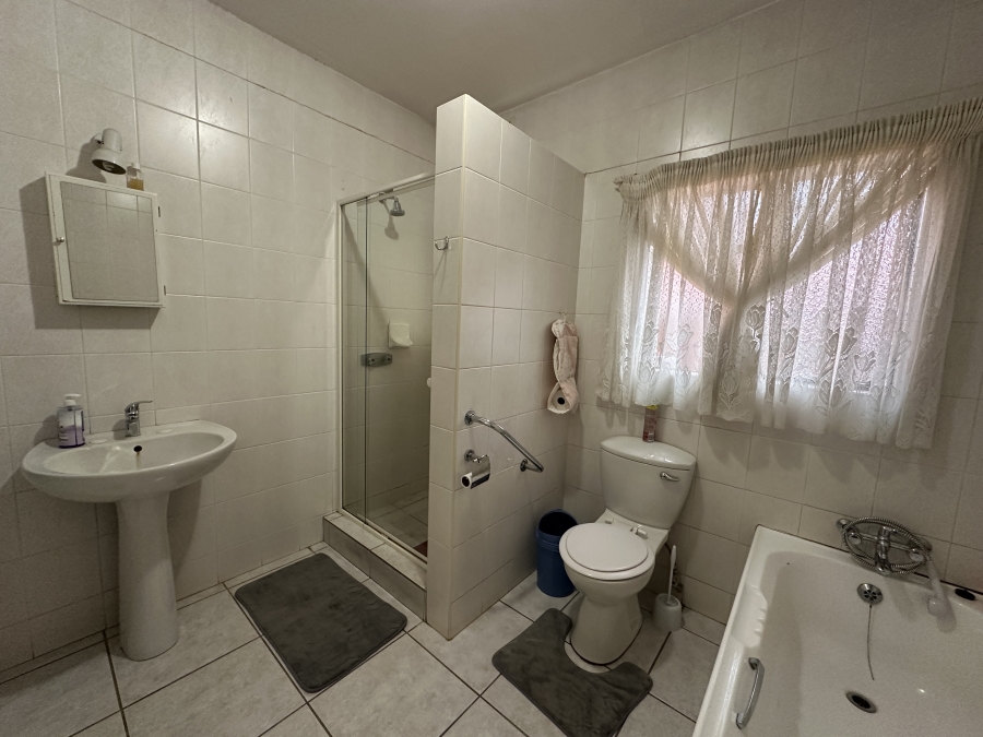 9 Bedroom Property for Sale in Lenasia Ext 1 Gauteng