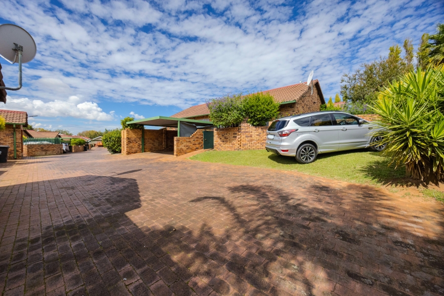 2 Bedroom Property for Sale in Discovery Gauteng