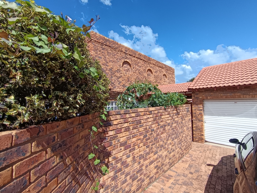 3 Bedroom Property for Sale in Brackendowns Gauteng