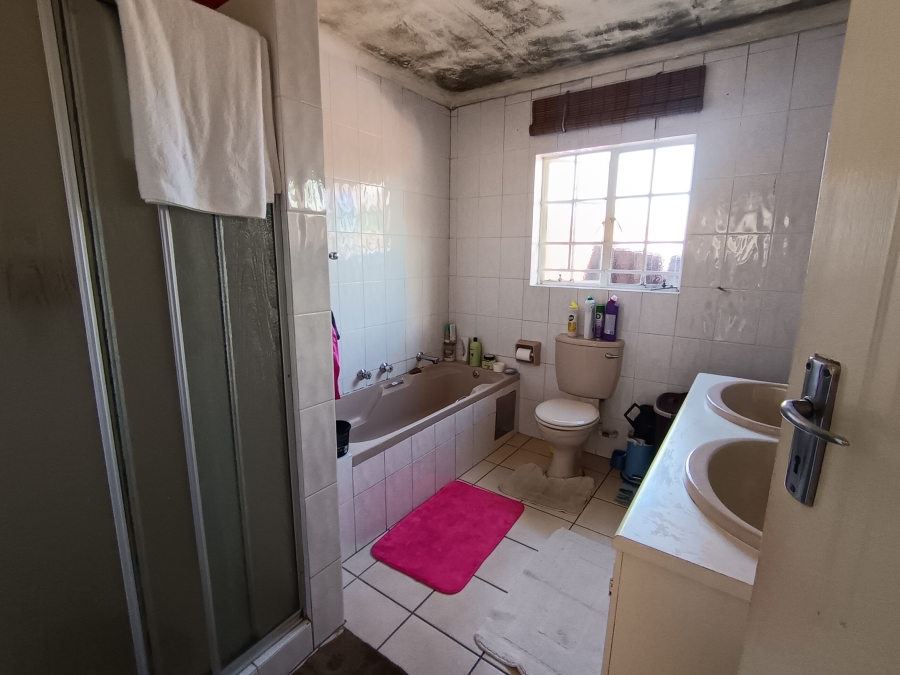 3 Bedroom Property for Sale in Brackendowns Gauteng