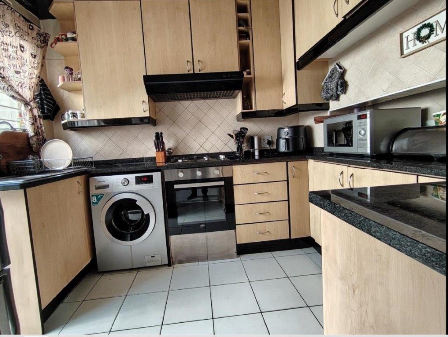 2 Bedroom Property for Sale in Sunnyrock Gauteng
