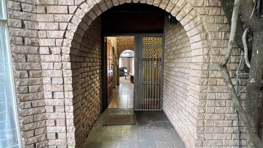 4 Bedroom Property for Sale in Helikonpark Gauteng