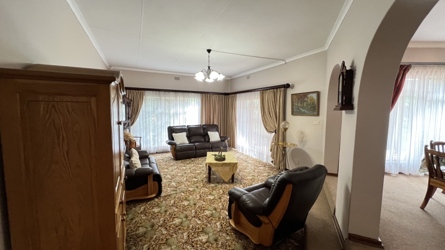 4 Bedroom Property for Sale in Helikonpark Gauteng