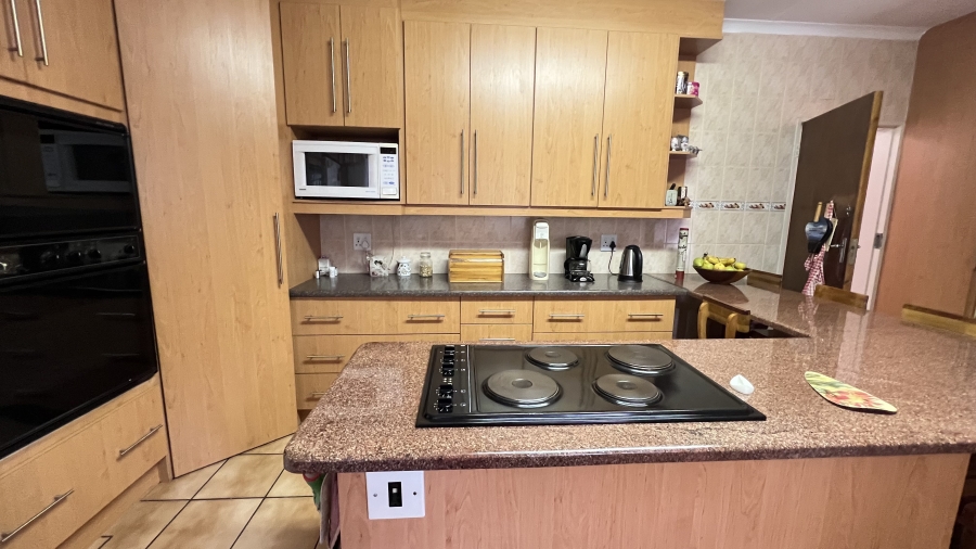 4 Bedroom Property for Sale in Helikonpark Gauteng