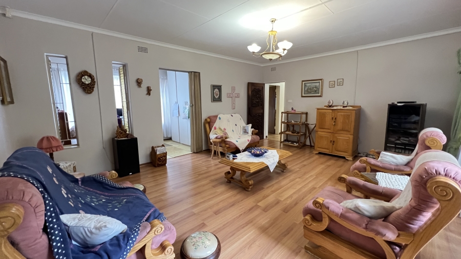 4 Bedroom Property for Sale in Helikonpark Gauteng