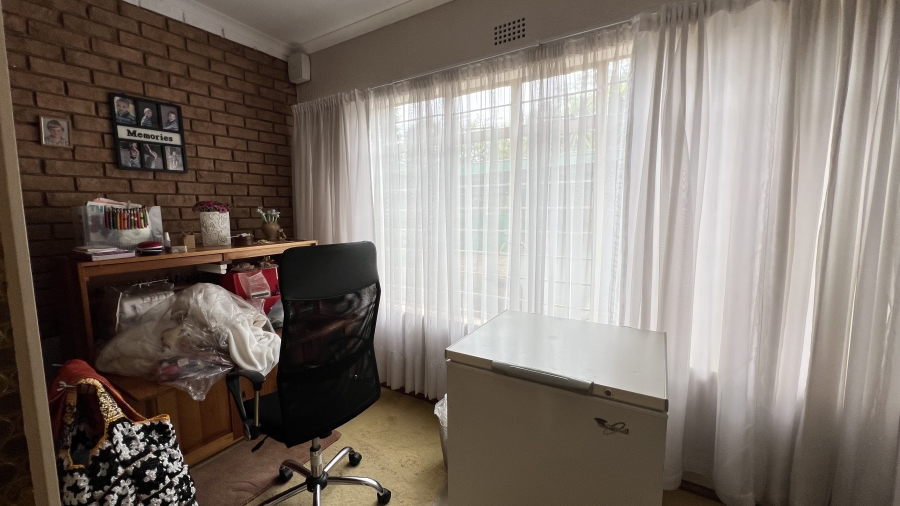 4 Bedroom Property for Sale in Helikonpark Gauteng