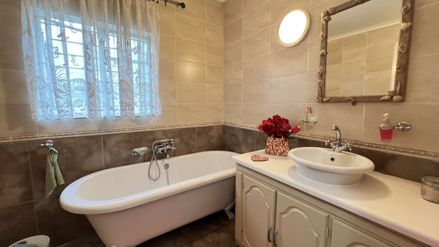4 Bedroom Property for Sale in Helikonpark Gauteng