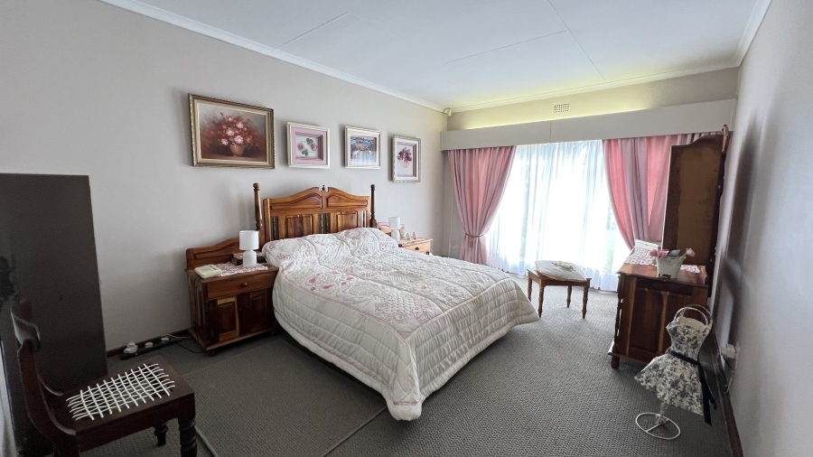 4 Bedroom Property for Sale in Helikonpark Gauteng