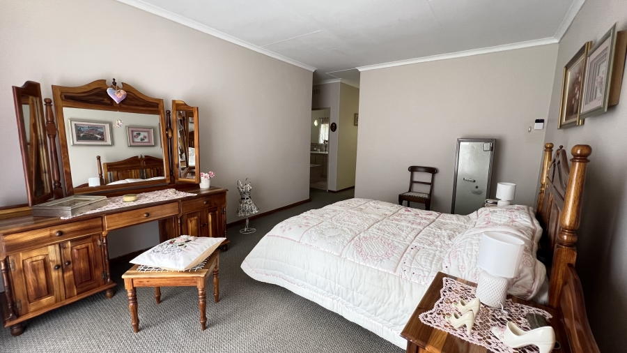 4 Bedroom Property for Sale in Helikonpark Gauteng
