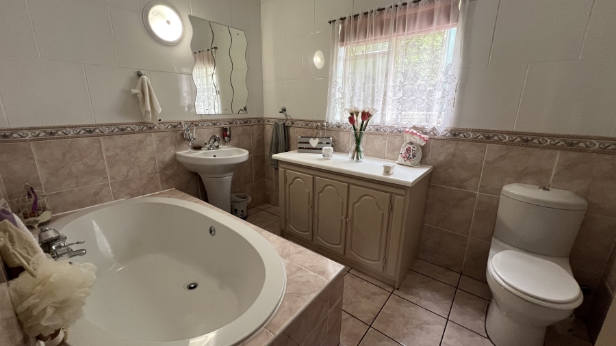 4 Bedroom Property for Sale in Helikonpark Gauteng