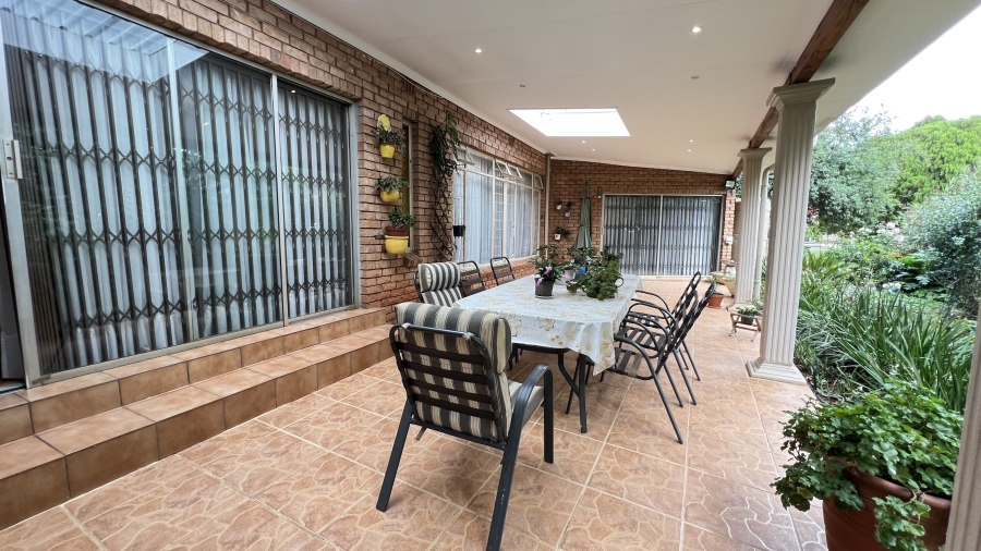 4 Bedroom Property for Sale in Helikonpark Gauteng