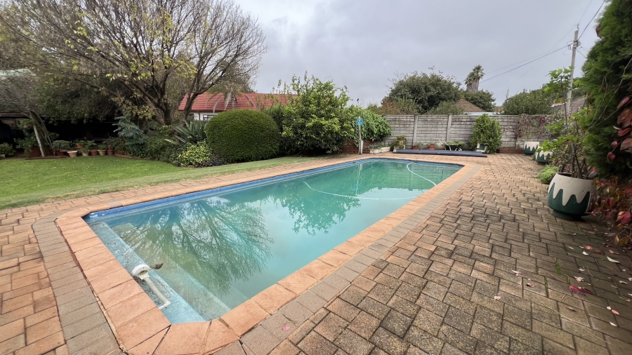 4 Bedroom Property for Sale in Helikonpark Gauteng