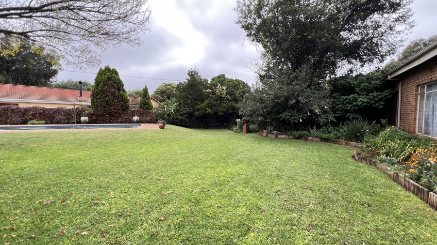 4 Bedroom Property for Sale in Helikonpark Gauteng
