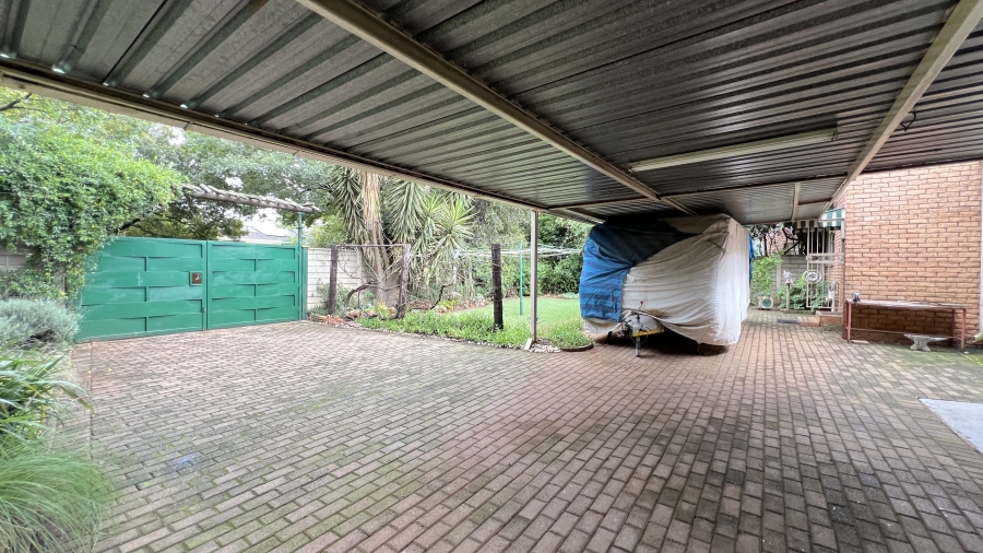 4 Bedroom Property for Sale in Helikonpark Gauteng
