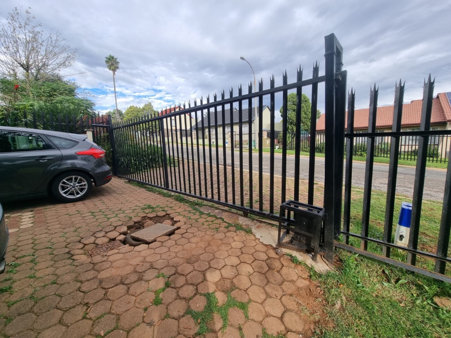 To Let 3 Bedroom Property for Rent in Lindhaven Gauteng