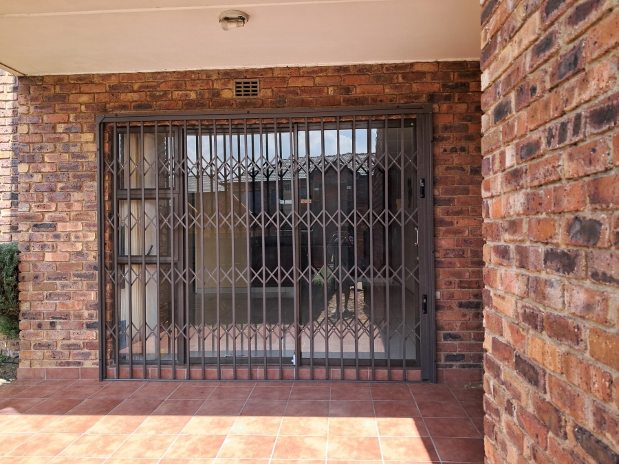 2 Bedroom Property for Sale in Sonneveld Gauteng