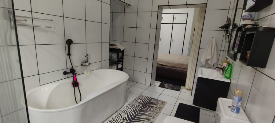 4 Bedroom Property for Sale in Hillshaven Gauteng
