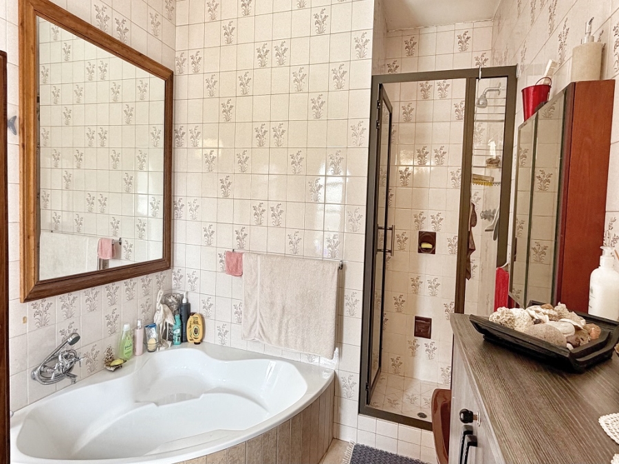 5 Bedroom Property for Sale in The Hill Gauteng