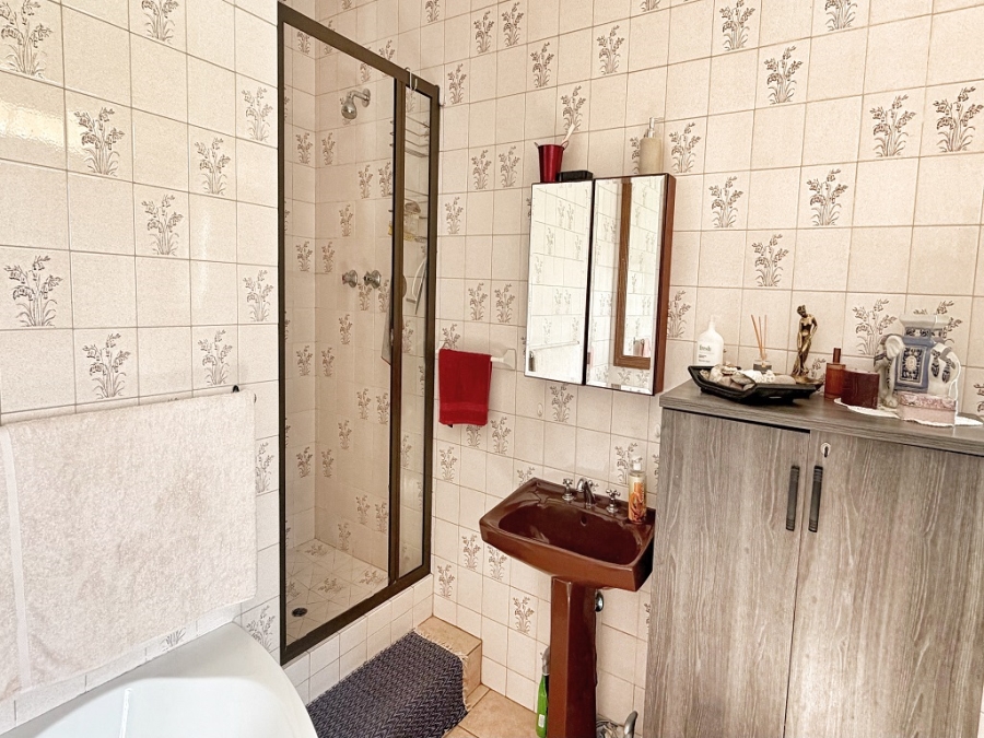 5 Bedroom Property for Sale in The Hill Gauteng