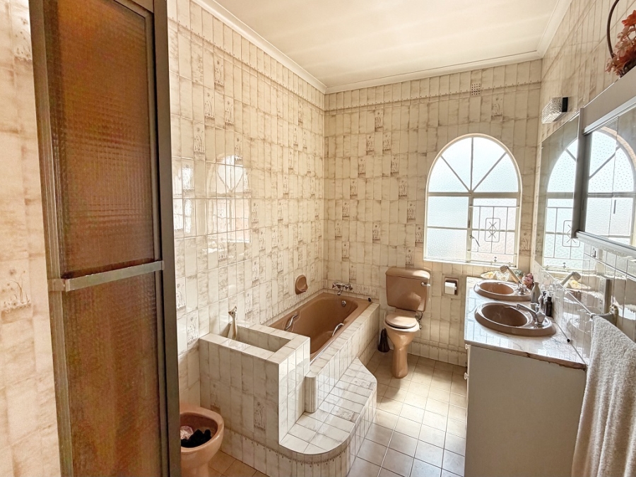 5 Bedroom Property for Sale in The Hill Gauteng