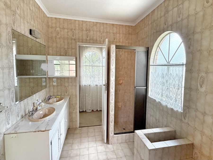 5 Bedroom Property for Sale in The Hill Gauteng