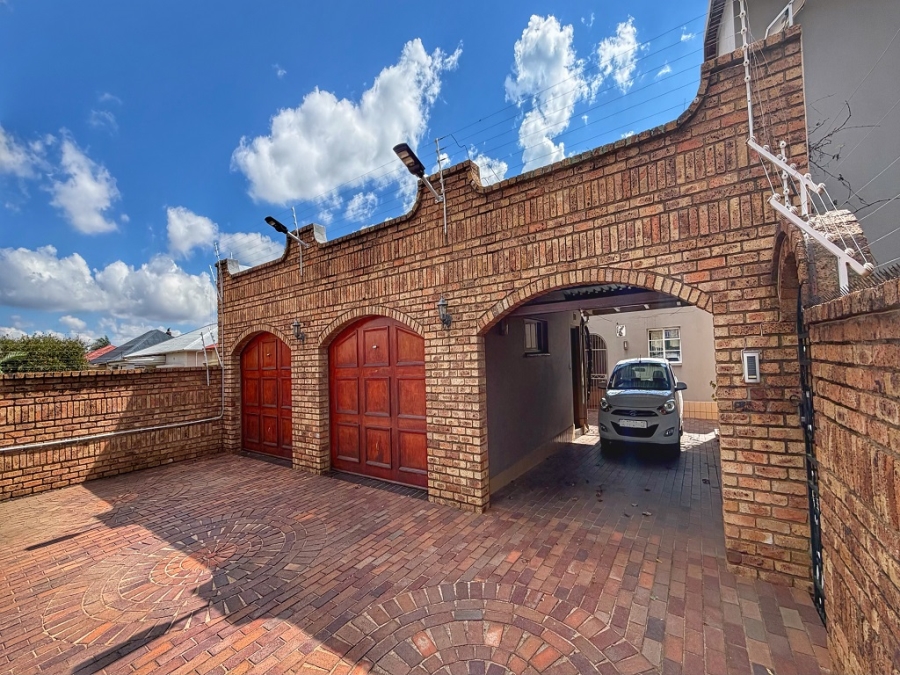 5 Bedroom Property for Sale in The Hill Gauteng