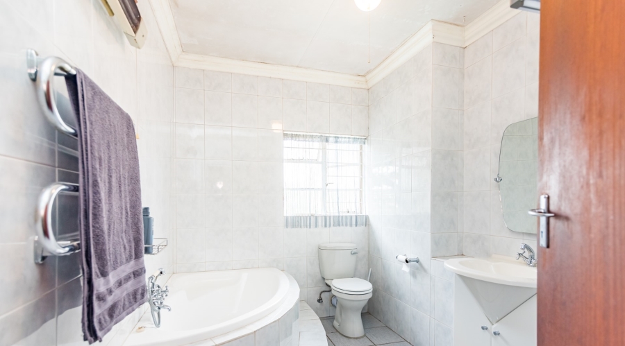 To Let 3 Bedroom Property for Rent in Constantia Kloof Gauteng