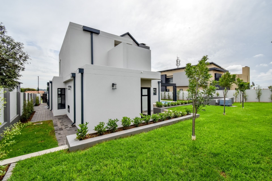 6 Bedroom Property for Sale in Midstream Heights Gauteng