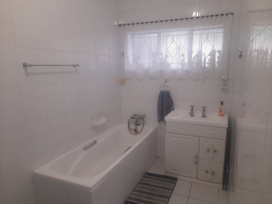 3 Bedroom Property for Sale in Linmeyer Gauteng