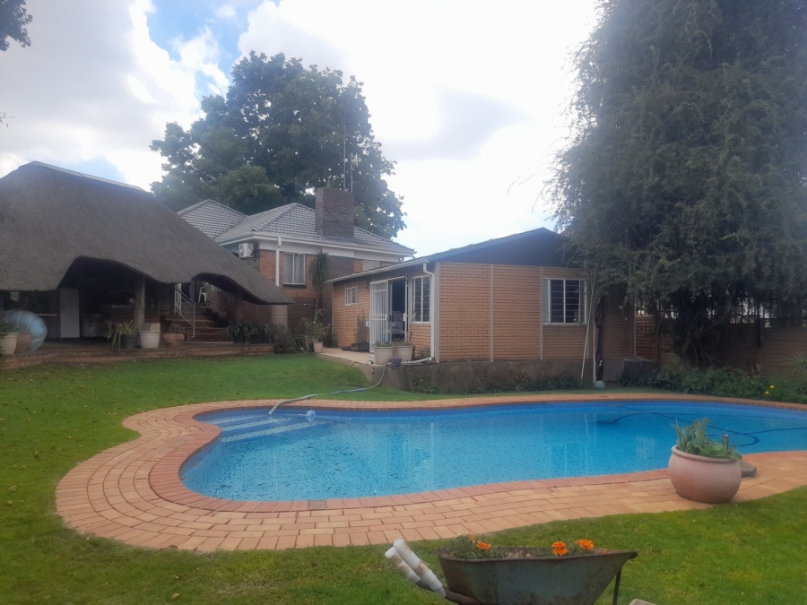 3 Bedroom Property for Sale in Linmeyer Gauteng