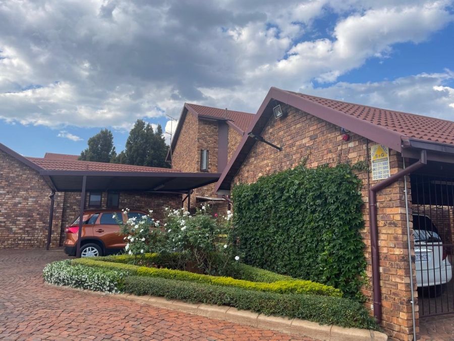 2 Bedroom Property for Sale in Pierre Van Ryneveld Gauteng