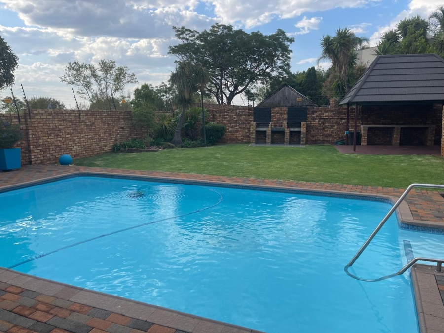 2 Bedroom Property for Sale in Pierre Van Ryneveld Gauteng