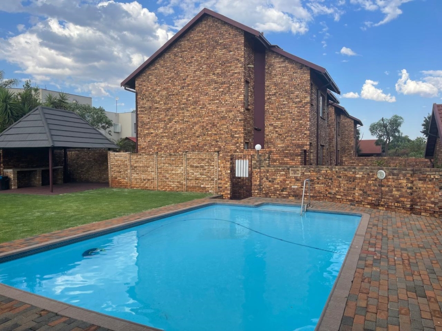 2 Bedroom Property for Sale in Pierre Van Ryneveld Gauteng