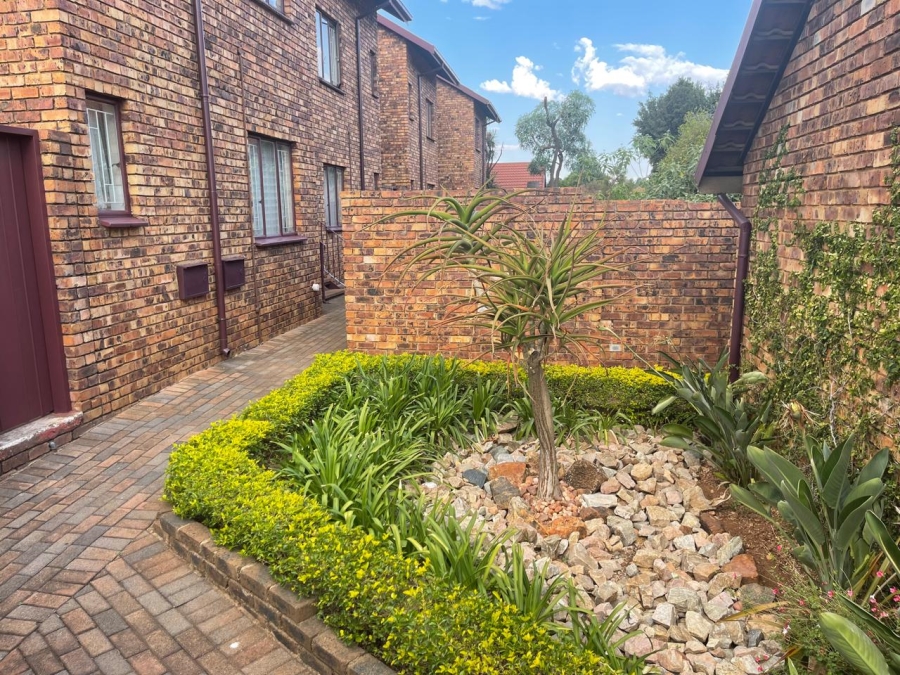 2 Bedroom Property for Sale in Pierre Van Ryneveld Gauteng