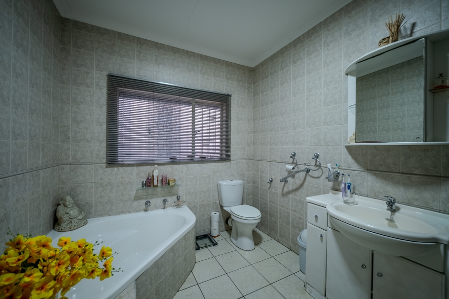 3 Bedroom Property for Sale in Garsfontein Gauteng