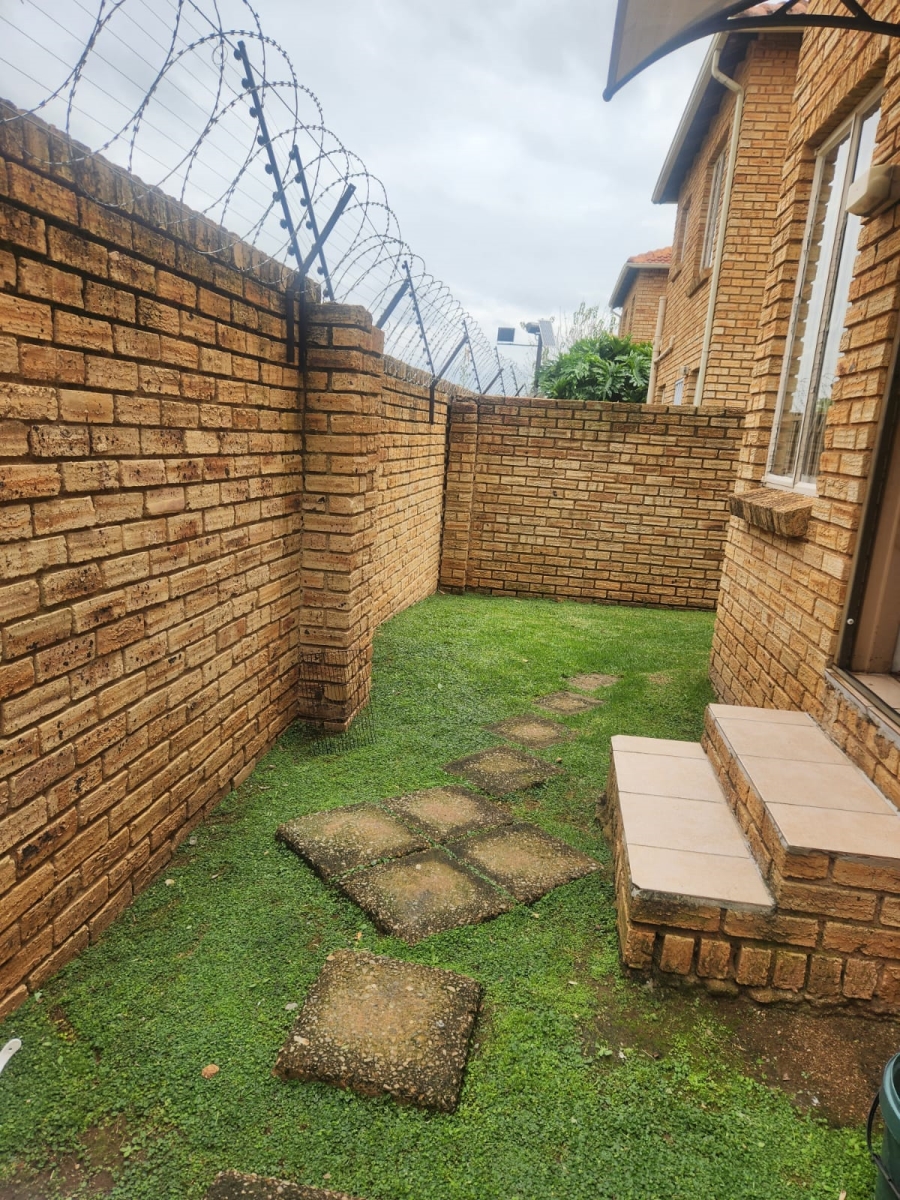To Let 2 Bedroom Property for Rent in Strubensvallei Gauteng