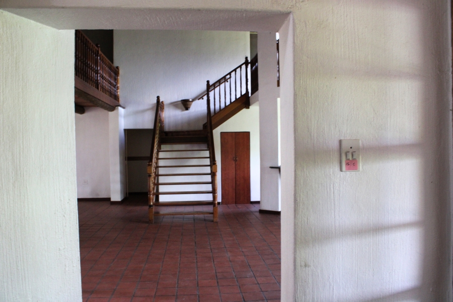 6 Bedroom Property for Sale in Waverley Gauteng
