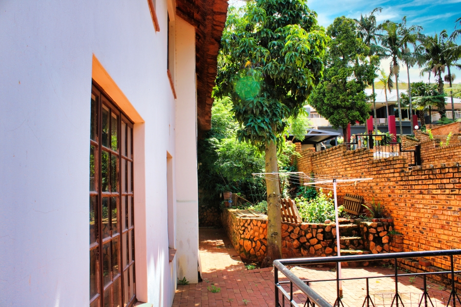 6 Bedroom Property for Sale in Waverley Gauteng