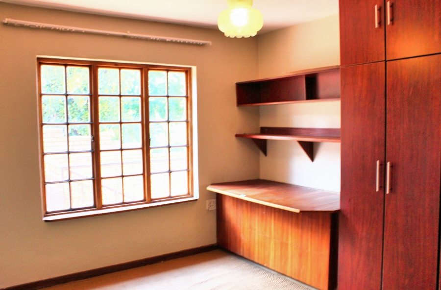 6 Bedroom Property for Sale in Waverley Gauteng