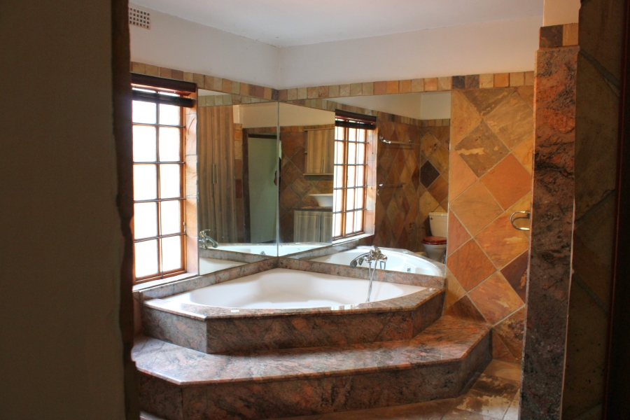 6 Bedroom Property for Sale in Waverley Gauteng