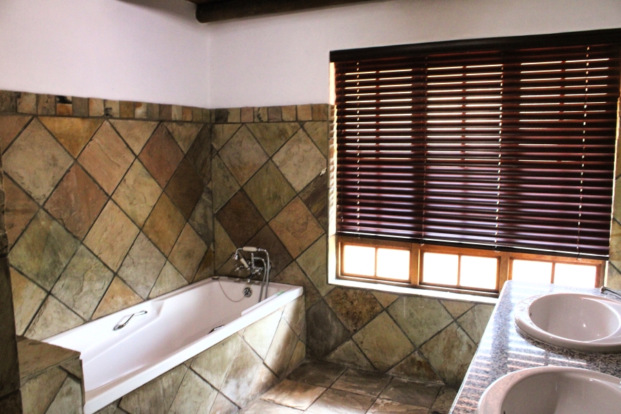 6 Bedroom Property for Sale in Waverley Gauteng