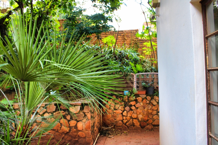 6 Bedroom Property for Sale in Waverley Gauteng