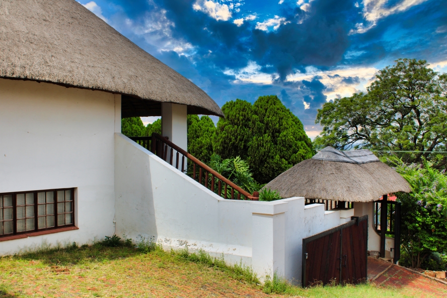 6 Bedroom Property for Sale in Waverley Gauteng