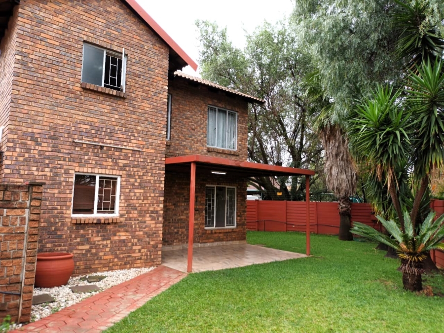4 Bedroom Property for Sale in Zwartkop Gauteng