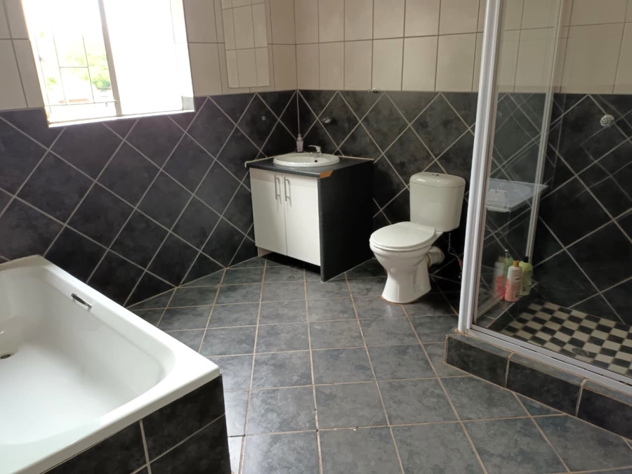 4 Bedroom Property for Sale in Zwartkop Gauteng